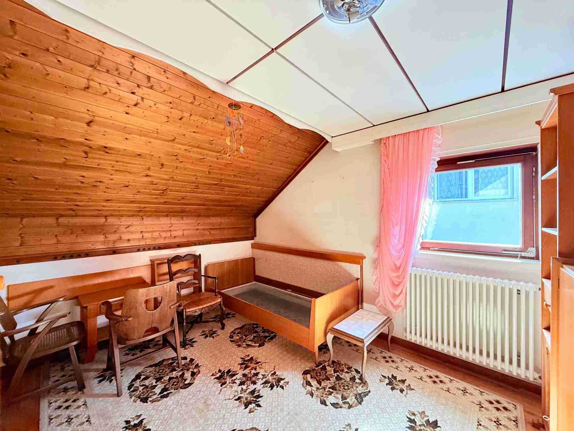 Kinderzimmer mit Fenster und Sicht