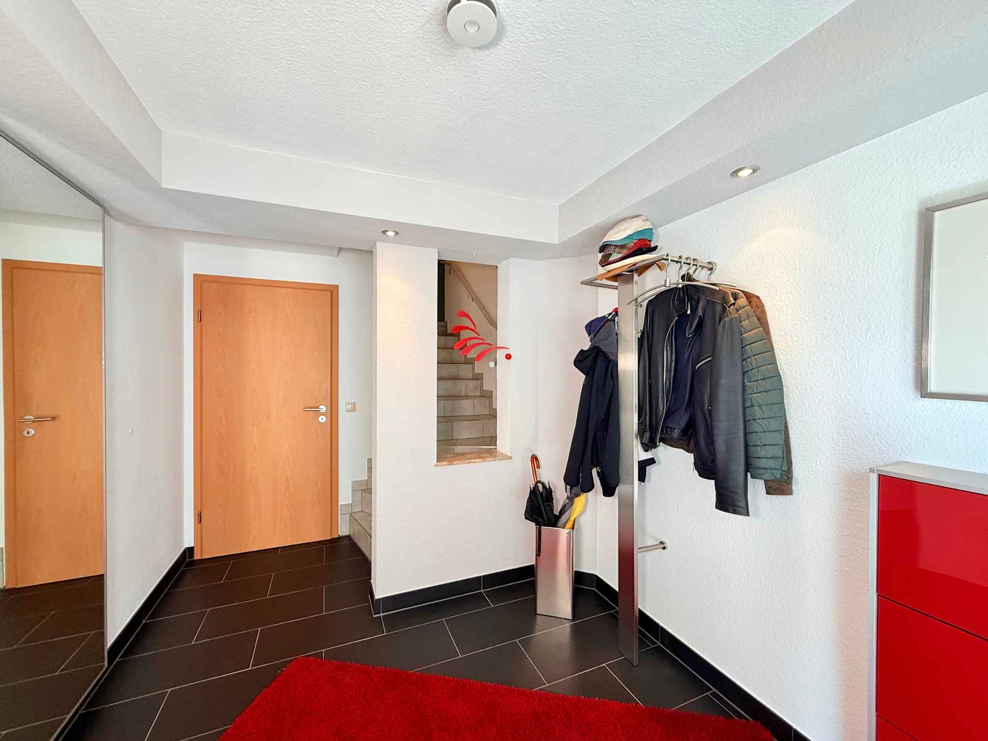 Eingangsbereich mit Zugang zur Garage und Waschküche