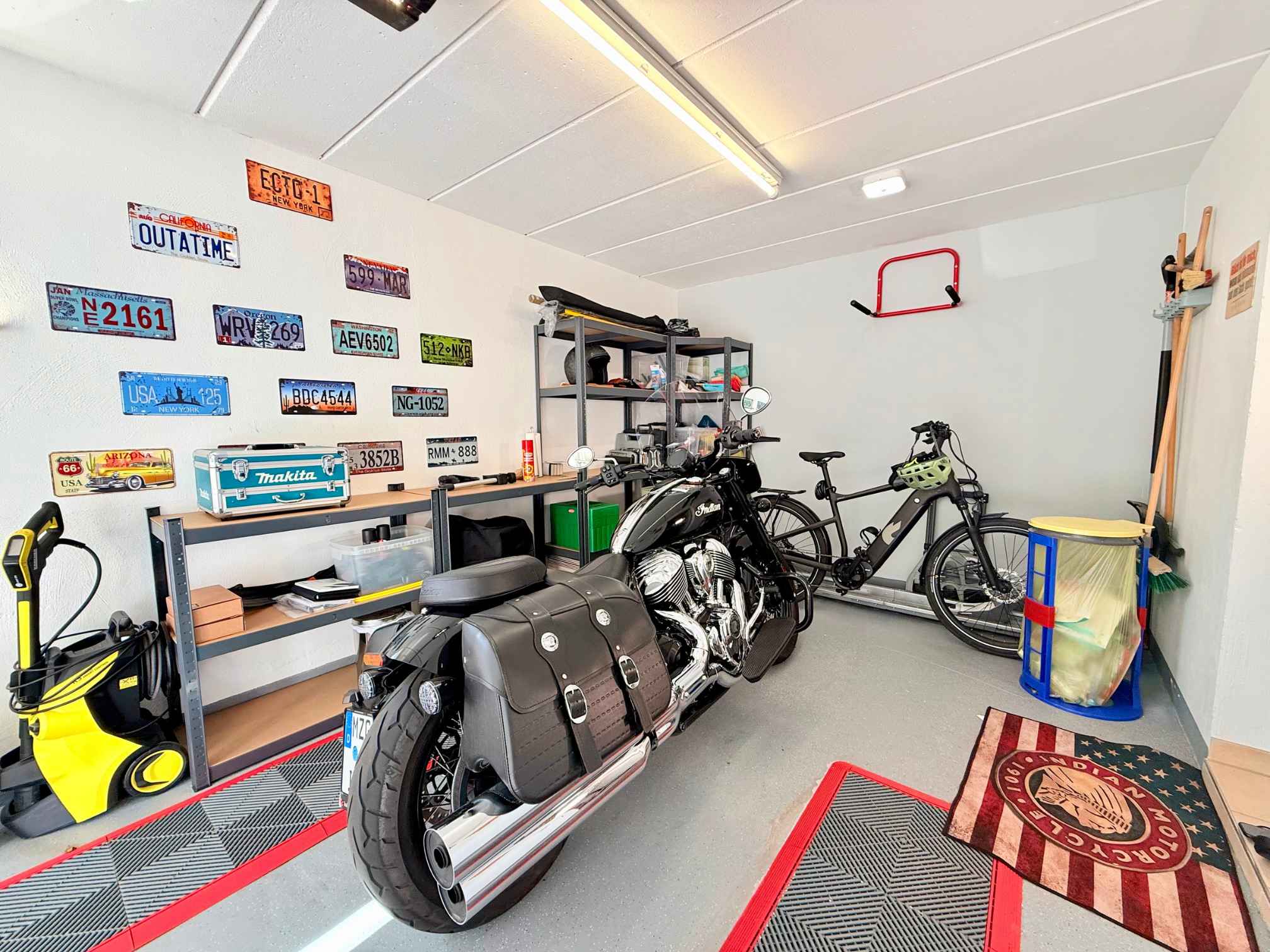 Einzelgarage mit Motorrad und Fahrrad
