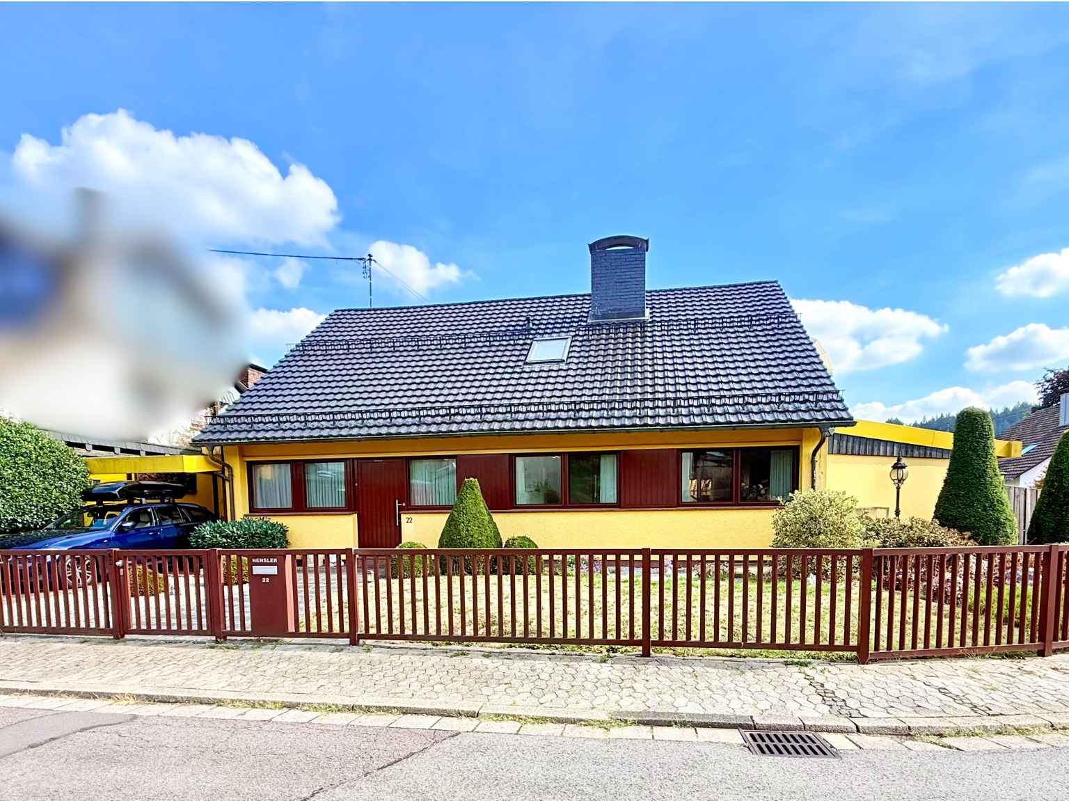 Front des hautes mit Garten der eingefriedet ist