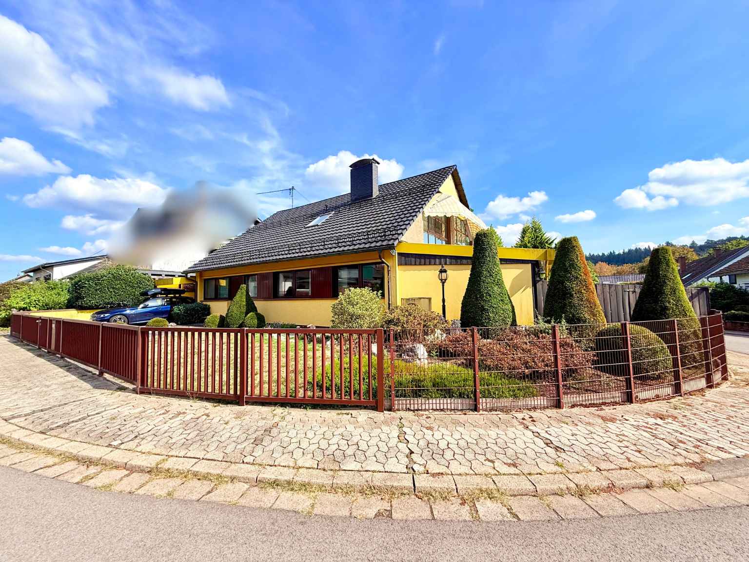 Seitenansicht des Hauses mit blick in den vorderen Garten
