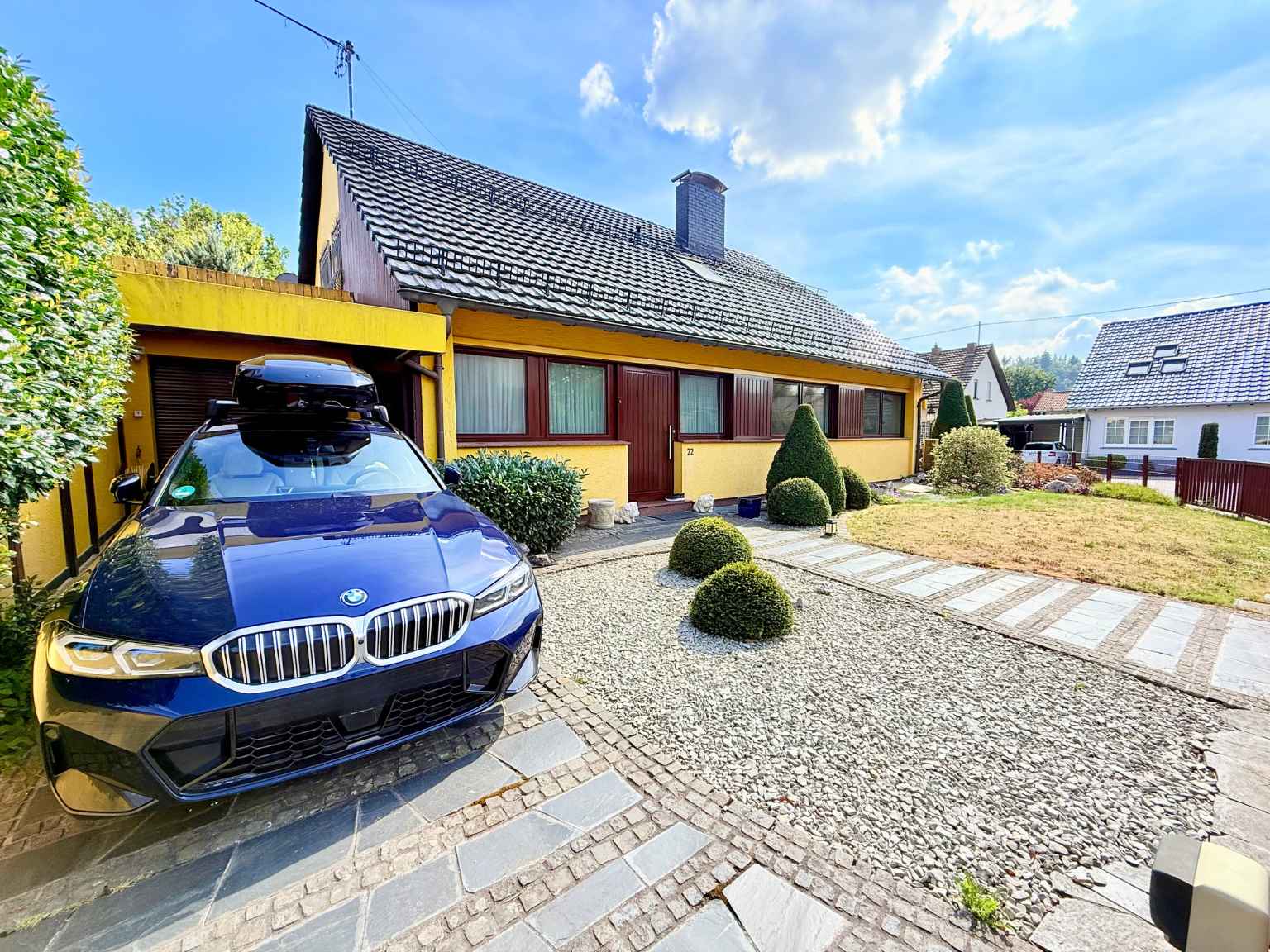 Eingangsund Einfahrtsbereich des Hauses