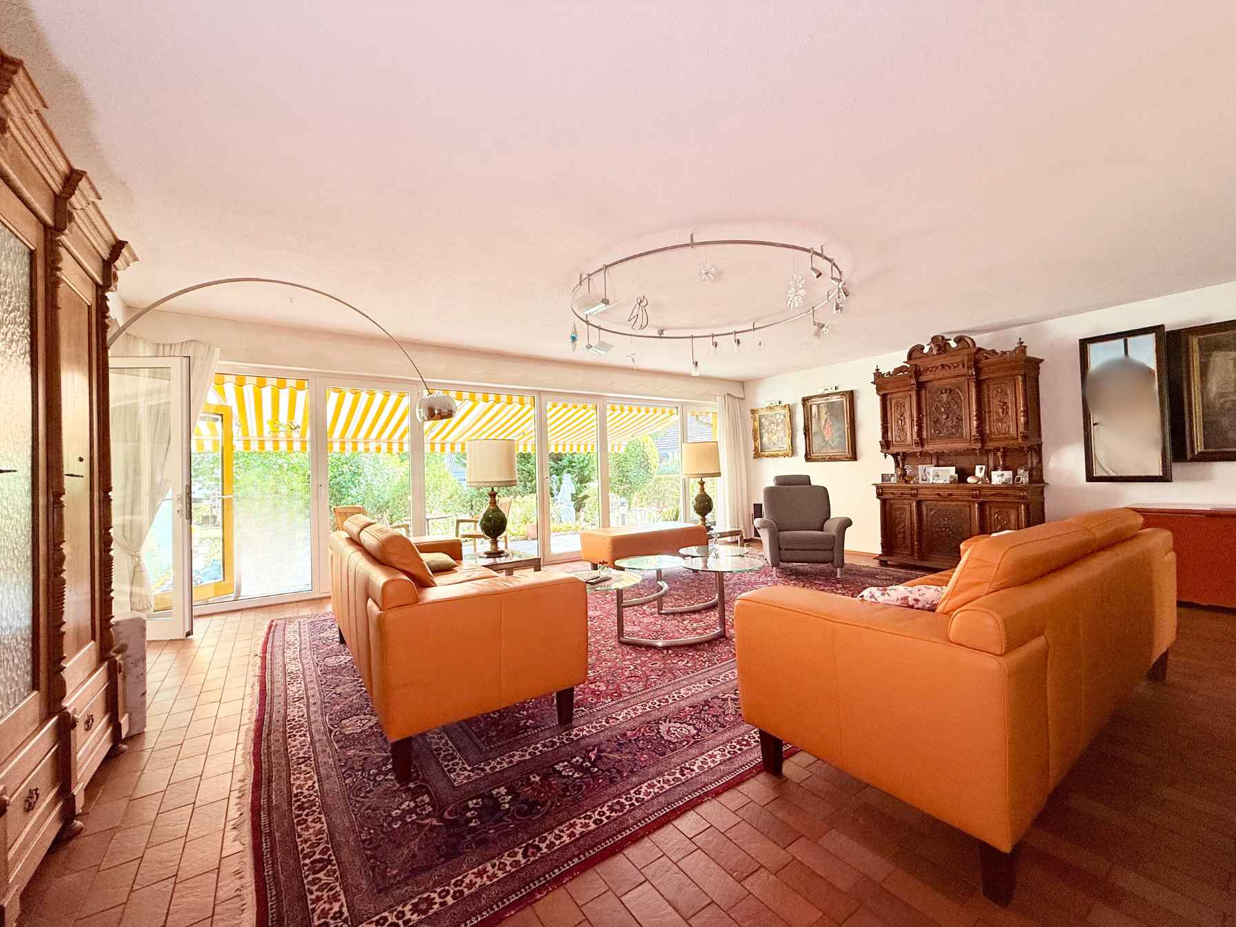 Wohnzimmerbereich mit blick in den garten und auf die Terrasse