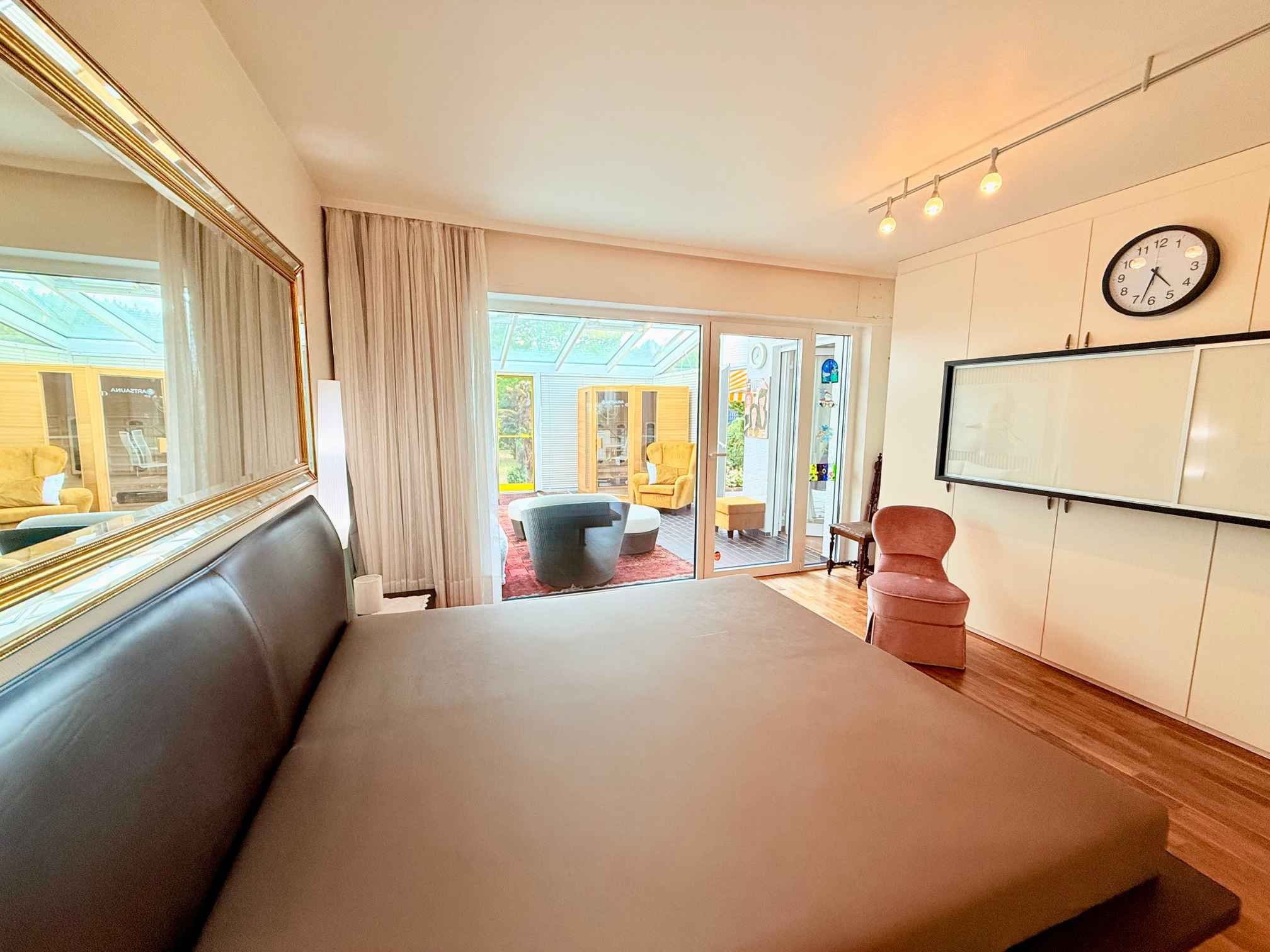 Schlafzimmer mit blick in den Wintergarten