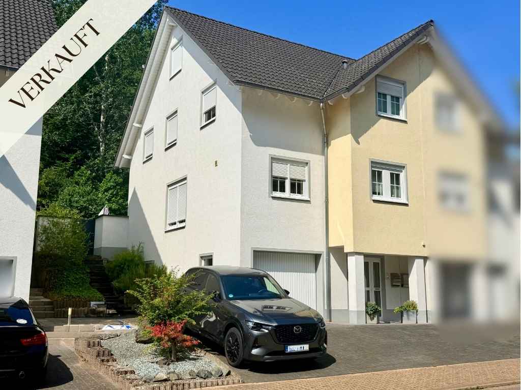 Hausfront mit Banner Verkauft